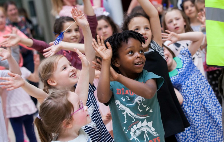 kids-outside-school-ebzasia